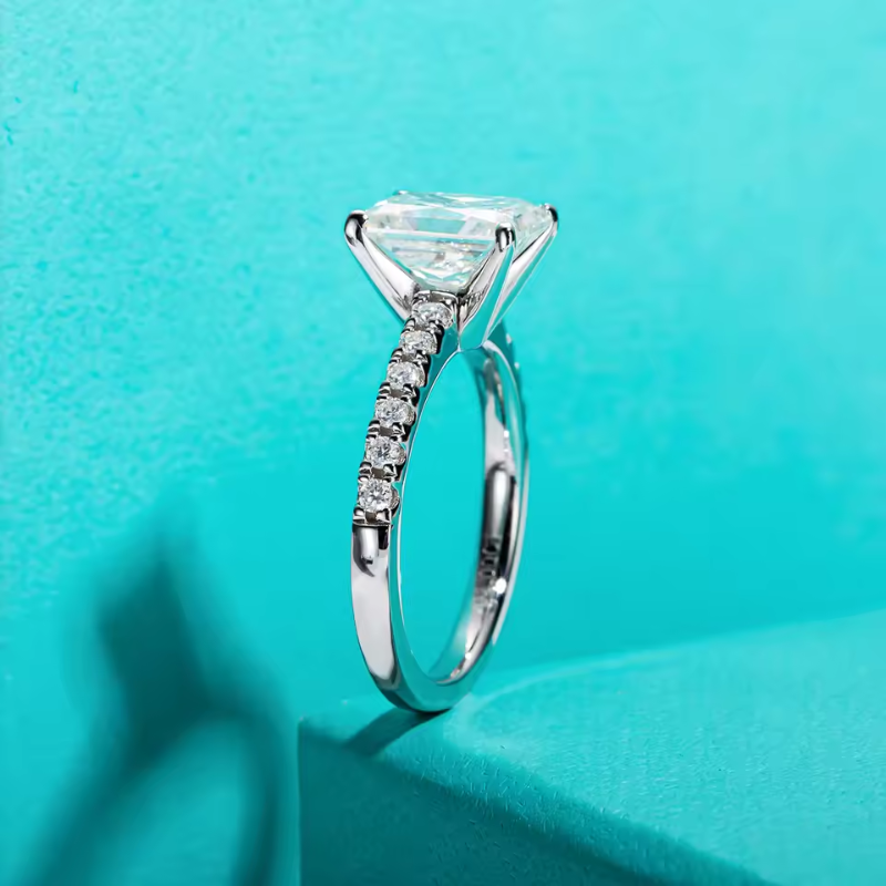 Anel Solitário Moissanite com Aro Cravejado Luar Valeria