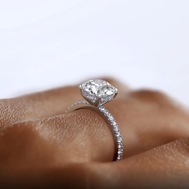 Anel Solitário Moissanite com Aro Cravejado Luar Amélia