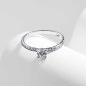 Anel Luar Dara – Solitário Essencial Brilhante com Moissanite Ouro 18k