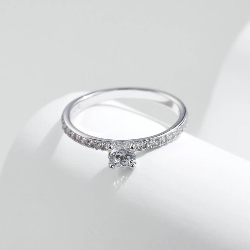 Anel Luar Dara – Solitário Essencial Brilhante com Moissanite Ouro 18k