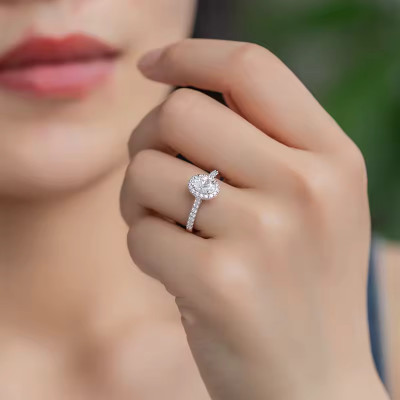 Anel Solitário Halo Moissanite com Cravação Pavê Luar Espanha