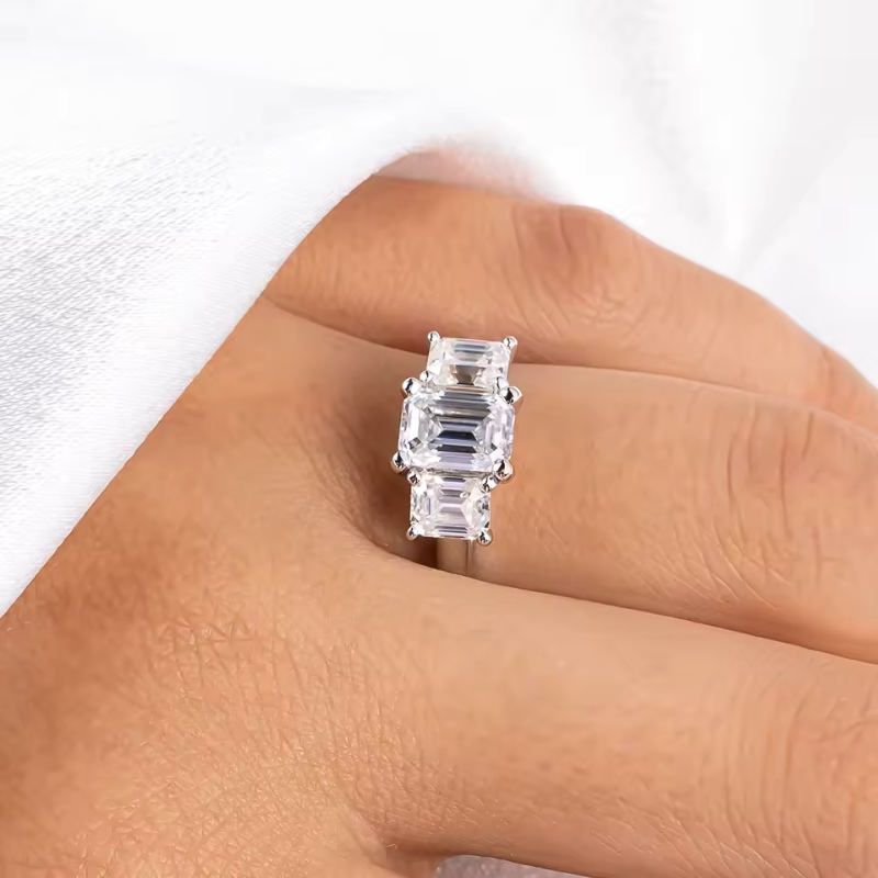 Anel Moissanite 3 Pedras Corte Esmeralda com Design Clássico Luar Heloise