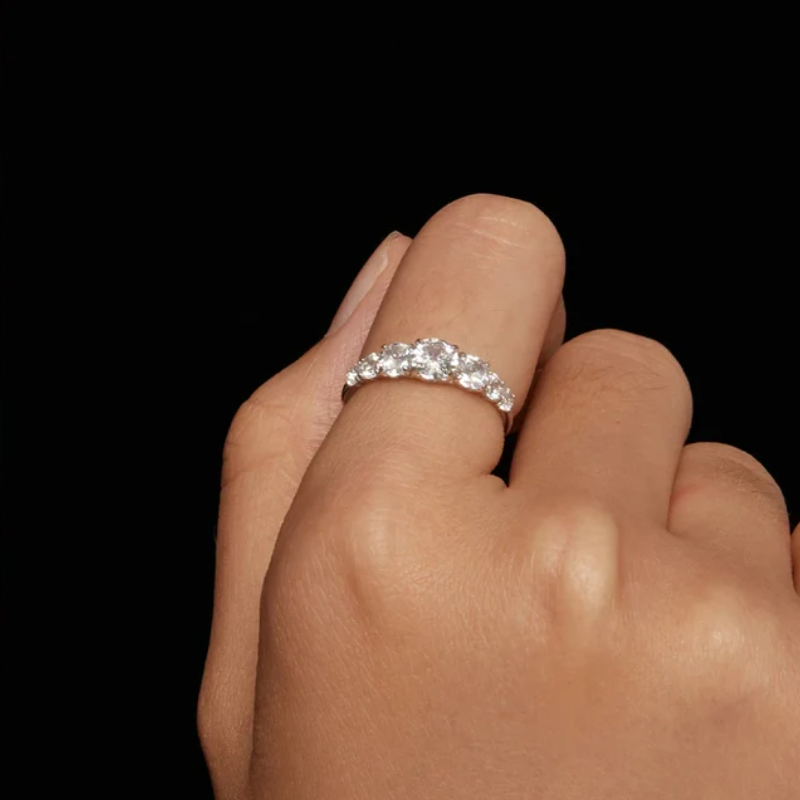 Anel Meia Aliança Moissanite Prata 925 Banho Ouro Branco 18K Luar Radiante