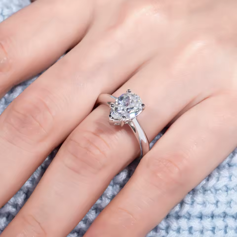Anel Solitário Moissanite Corte Pera Clássico em Prata 925 Luar Talita