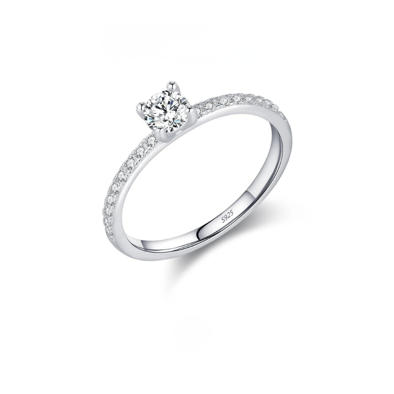 Anel Luar Dara – Solitário Essencial Brilhante com Moissanite Ouro 18k