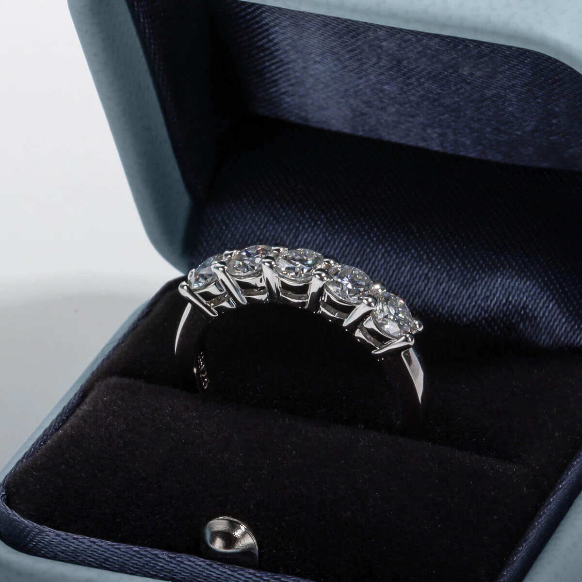 Anel Meia Aliança Cravejado Moissanite Prata 925 Luar Pamela
