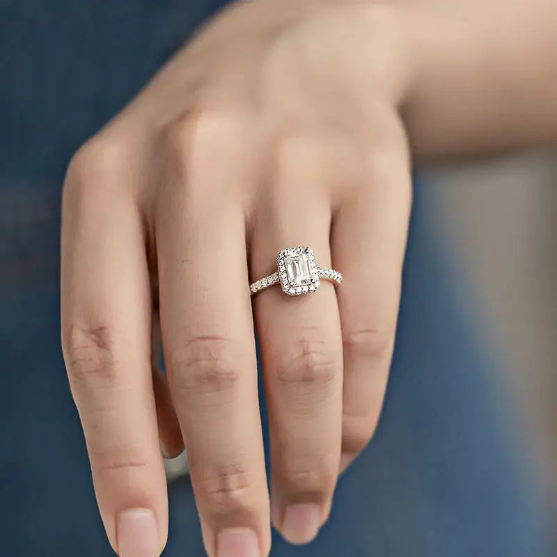 Anel Solitário Halo Moissanite Corte Esmeralda Luar Cristina