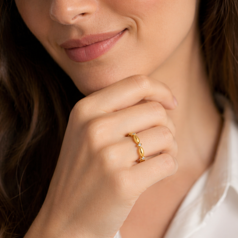 Anel Pavê Cravejado Moissanite Ouro 18K Luar Lavínia