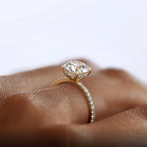 Anel Luar Amélia – Solitário com Moissanite Cravejado Ouro 18k