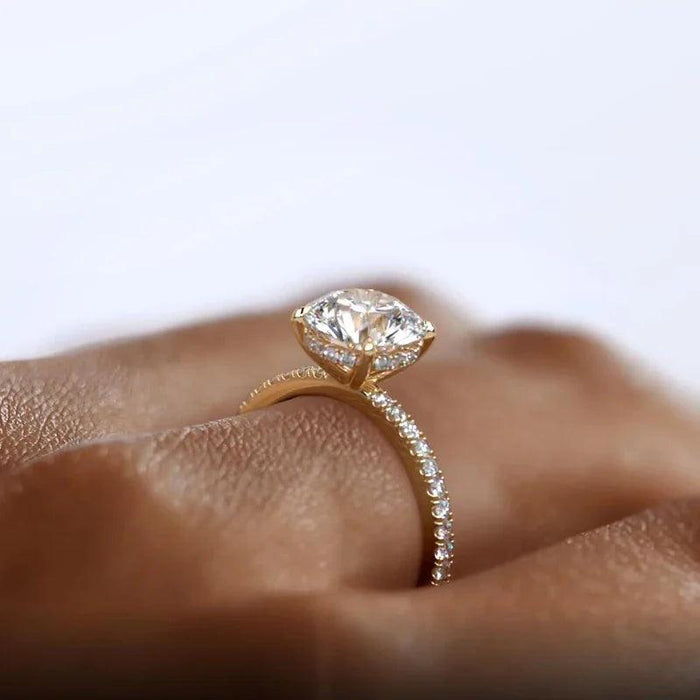 Anel Luar Amélia – Solitário com Moissanite Cravejado Ouro 18k