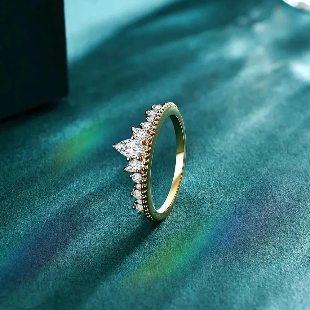 Anel Coroa Moissanite Prata 925 Banho Ouro Luar Fiorenza - foto 3